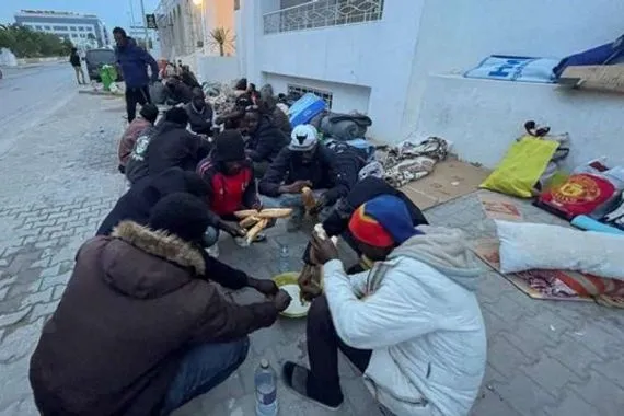 إجلاء قسري لمئات المهاجرين من مخيمات في العاصمة التونسية