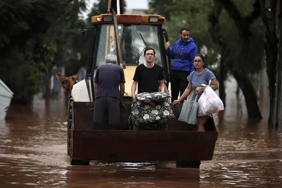 استمرار عملية إغاثة المتضررين من الفيضانات في البرازيل