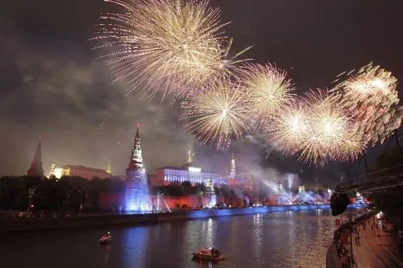 ألعاب نارية مبهرة تزيّن سماء موسكو تكريما للذكرى الـ79 للنصر