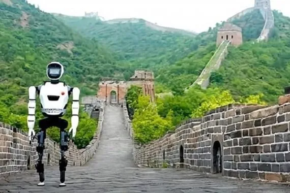 روبوت يمشي كالإنسان على سور الصين العظيم