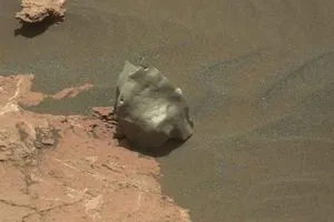 العثور صخرة غامضة لم يسبق لها مثيل على سطح المريخ
