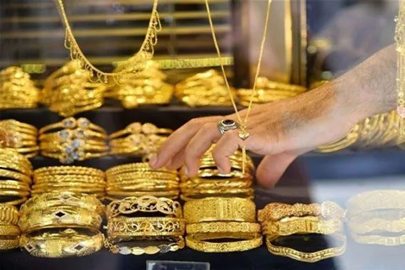 أسعار الذهب تنخفض متأثرة بارتفاع الدولار