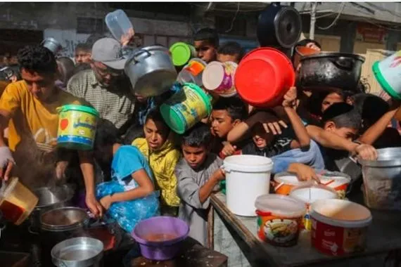 بسبب حرب التجويع.. صحة غزة تعلن تسمم أطفال بأغذية منتهية الصلاحية