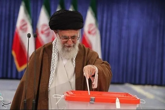 السيد الخامنئي يدلي بصوته في طهران ويؤكد أن بقاء الجمهورية يعتمد على حضور الشعب