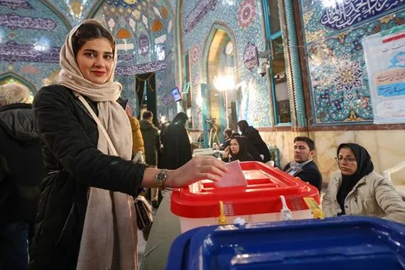 مئات آلاف الإيرانيين يتوافدون إلى مراكز الاقتراع للإدلاء بأصواتهم في الانتخابات الرئاسية
