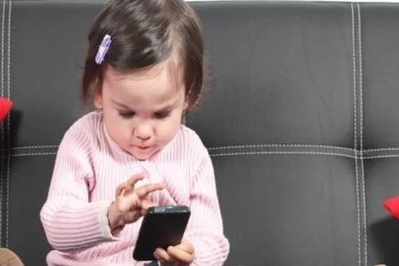 دراسة تحدد عواقب استخدام الهاتف كوسيلة لتهدئة الأطفال