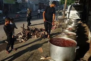 بسبب منع دخول الوقود الى غزة.. موائد الحطب السبيل الوحيد لطهي الطعام