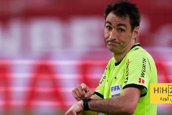 من هو حكم مباراة برشلونة وإشبيلية؟