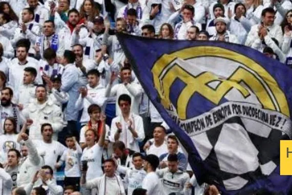 جمهور ريال مدريد ينتظر اللاعبين خارج السانتياجو برنابيو.. صور