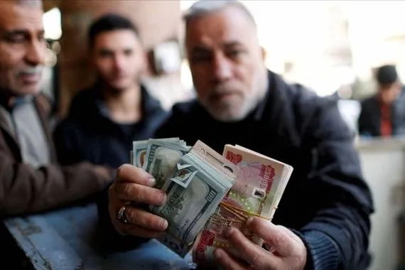 اقتصادي يحدد سببا رئيسا وراء ارتفاع صرف الدولار