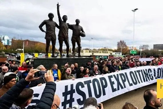 جماهير مانشستر يونايتد تنقلب على ملاك النادي لهذا السبب (فيديو)