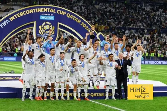 ريال مدريد يقدم كأس الإنتركونتيننتال للجماهير قبل مباراة إشبيلية