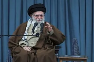 قائد الثورة الاسلامية: القواعد الأمريكية في سوريا ستداس بأقدام الشباب السوري