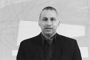 إيدي كوهين يشعل جدل بتساؤل غامض عن شخصية مجهولة في حكومة السوداني!