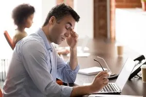 طبيب يحدد أعراض متلازمة الرؤية الحاسوبية