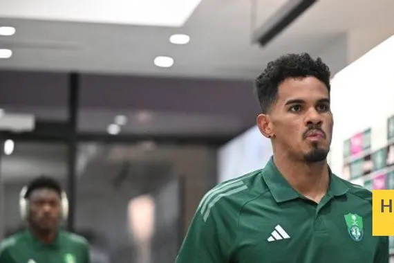 محترف الأهلي يدعو الجماهير البرازيلية لاستكشاف سحر دوري روشن