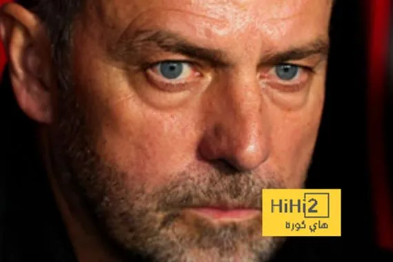 كيف يدير فليك غرفة ملابس برشلونة؟