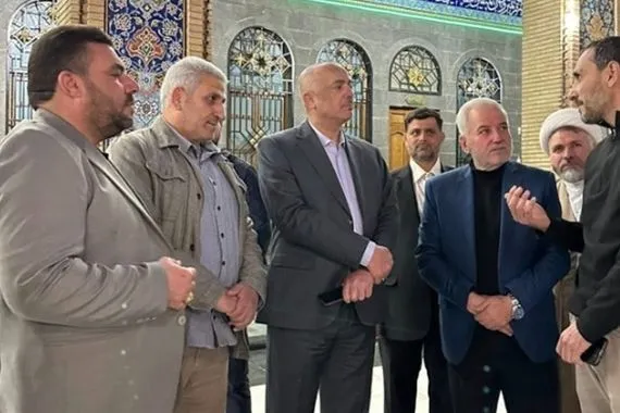 في أول خطوة دبلوماسية.. السفير العراقي يزور مرقد السيدة زينب ويتعهد بإحياء السياحة الدينية