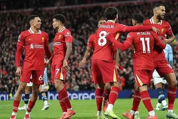ليفربول يتخطى وست هام ويحلق في صدارة الدوري الإنجليزي