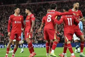 ليفربول يتخطى وست هام ويحلق في صدارة الدوري الإنجليزي