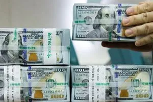 أسعار الصرف تسجل 148500 دينار لكل 100 دولار في بغداد