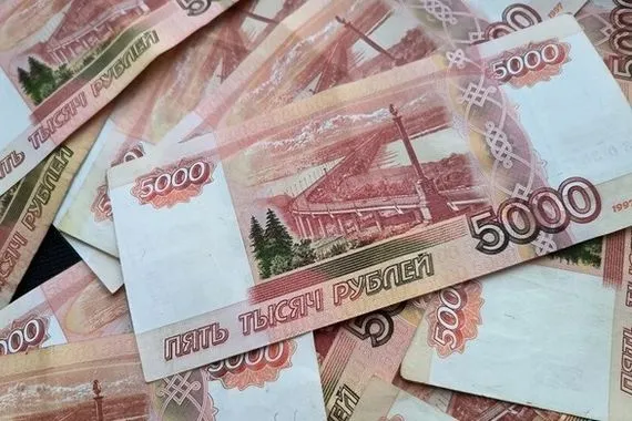 "بلومبرغ": الروبل الروسي يصبح العملة الأكثر ربحية بسبب ترامب