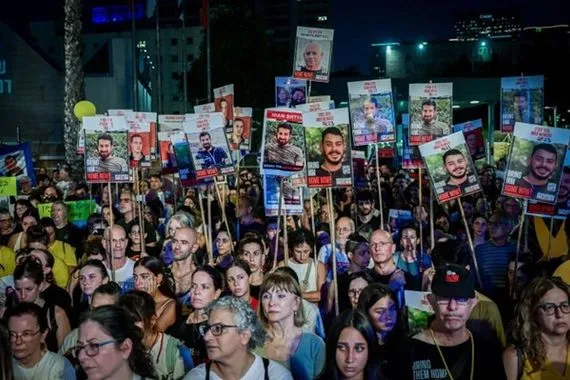 المطالبة بوقف الحرب تزداد: عائلات الأسرى تدعو "نتنياهو" لاتفاق شامل