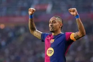 رافينيا يتلقى عرضا مغريا للتخلي عن برشلونة
