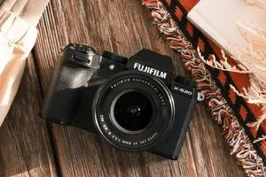 Fujifilm تقترب من إطلاق بديل لكاميرا X-S20 الهجينة المدمجة