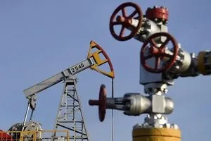 خبير اقتصادي يستبعد انخفاض أسعار النفط بفعل رسوم ترامب