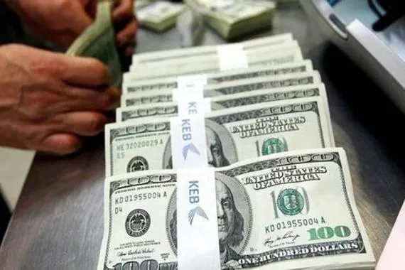 أسعار الصرف تسجل 146000 دينار لكل 100 دولار في بغداد