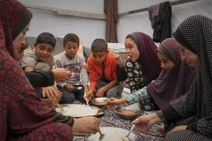 صحيفة أمريكية: الحصار الإسرائيلي جعل الفلسطينين يكافحون لاطعام عائلاتهم