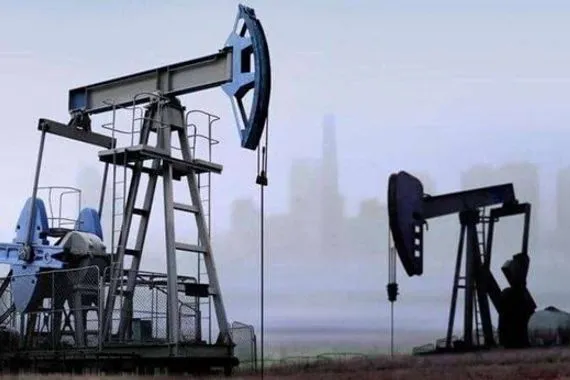 النفط يهبط مع تراجع توقعات الطلب