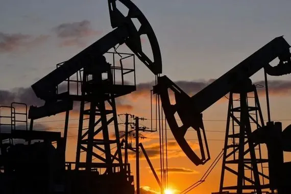 انخفاض أسعار النفط دون 60 دولارًا.. خبير اقتصادي يوضح الأسباب