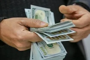 اقتصادي: العراق خسر 7.4 مليار دولار من احتياطياته الأجنبية خلال ثلاثة أشهر