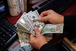 ما الذي يعنيه قرار البنك المركزي بدعم الحجاج بالدولار؟