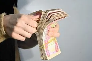 اقتصادي: السيولة النقدية متوفرة ومزاد العملة يزيد تعزيزها لدى المصارف