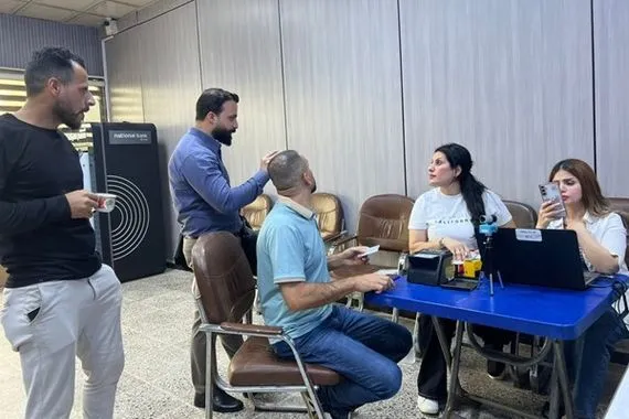 فريق من المفوضية يباشر تحديث البطاقات الانتخابية في كلية الإعلام