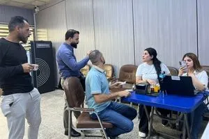 فريق من المفوضية يباشر تحديث البطاقات الانتخابية في كلية الإعلام