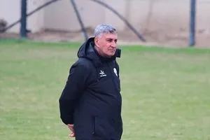 مدرب ينصح بعدم تولي المحلي تدريب المنتخب الوطني