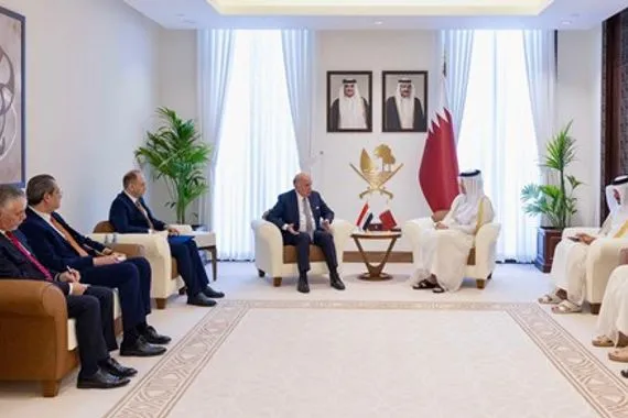 أمير قطر يتسلم دعوة رسمية لحضور قمة بغداد