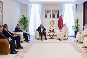 أمير قطر يتسلم دعوة رسمية لحضور قمة بغداد