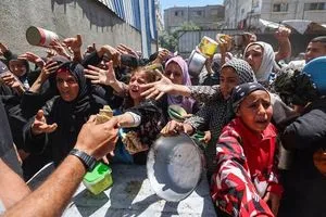 تظاهرات احتجاجية امام السفارة الإسرائيلية في لندن لاستمرار الغارات الجوية في سوريا وغزة
