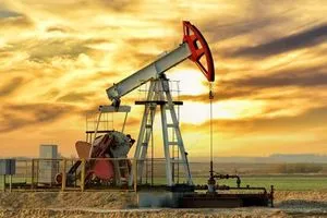 النفط يرتفع بدعم من زيادة الطلب وتراجع الإنتاج الأميركي