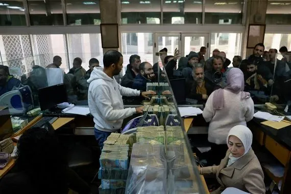 بموافقة أمريكية.. قطر تمول رواتب الموظفين المدنيين في سوريا بـ87 مليون دولار