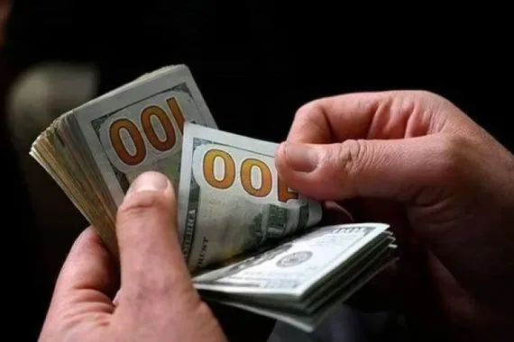 9 عوامل تقف وراء تراجع الدولار في العراق.. ما علاقة سوريا؟
