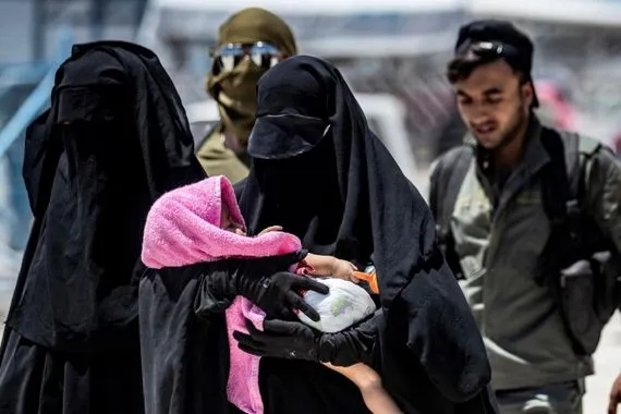 تحرك حكومي لأول مرة: وفد سوري يزور مخيم الهول لبحث عودة النازحين السوريين