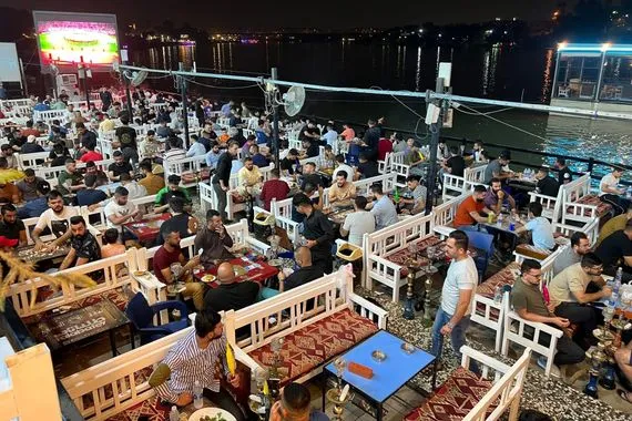 المقاهي تبتلع الرجال وتسرق البيوت