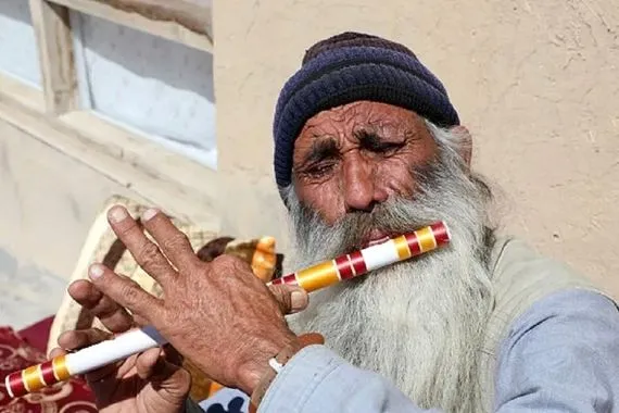 تنفيذا لوزارة الأمر بالمعروف والنهي عن المنكر.. "طالبان" تحطّم الطبول وتحرق أكثر من 100 آلة موسيقية