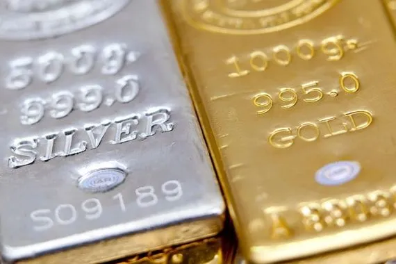 الذهب يقلص مكاسبه والفضة تبلغ مستوى قياسياً